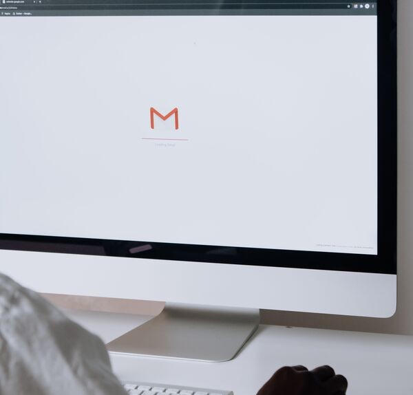 Hộp thư Gmail trên laptop, nơi nhiều người đang gom thư từ email công ty, Outlook hoặc Yahoo