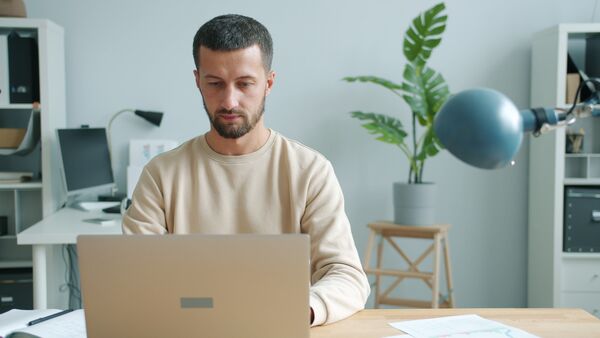 Người dùng làm việc trên laptop và kiểm tra dữ liệu Zalo PC chiếm dung lượng ổ C